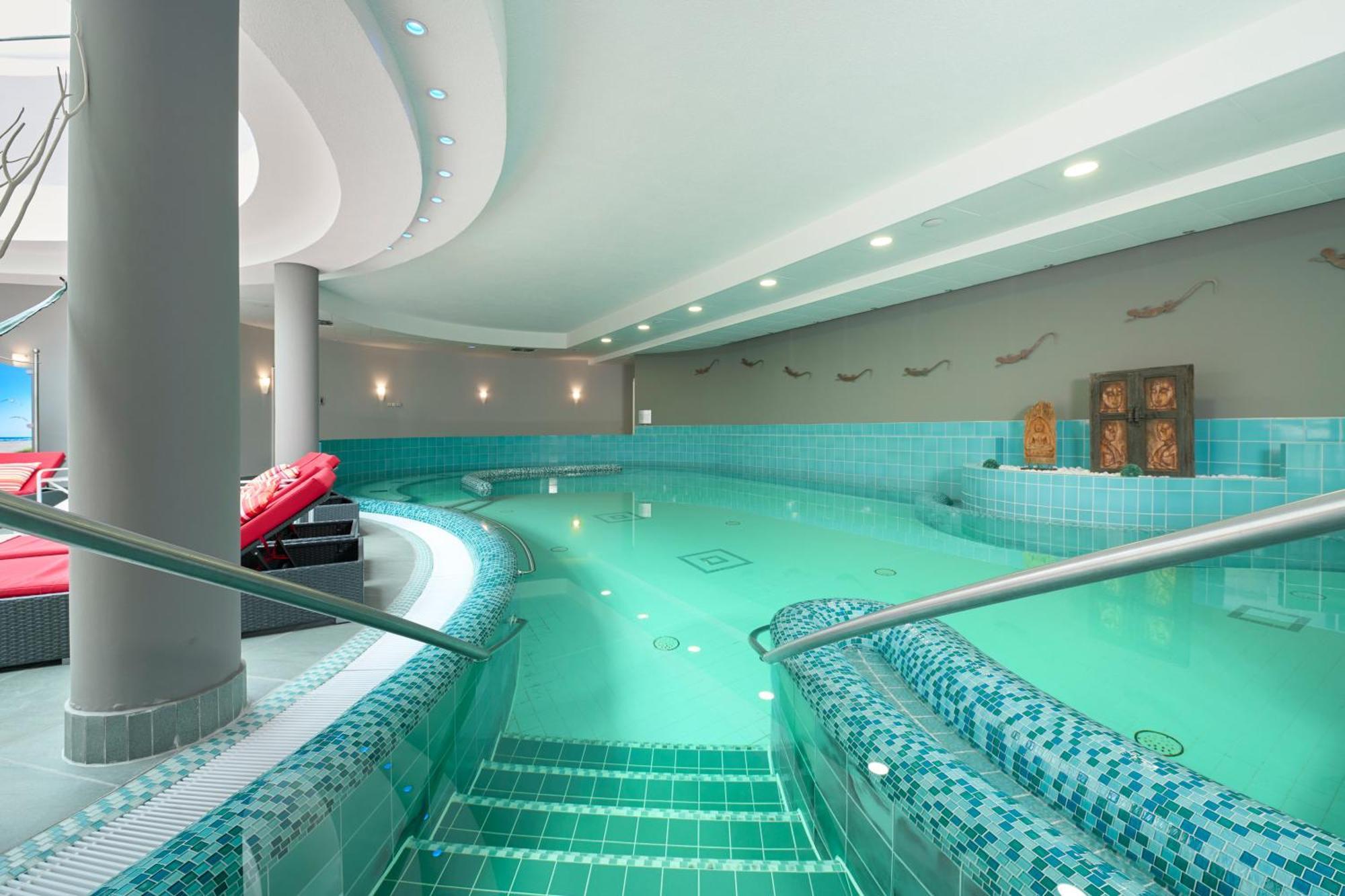 Grand Hotel Binz Ngoại thất bức ảnh The swimming pool at the hotel