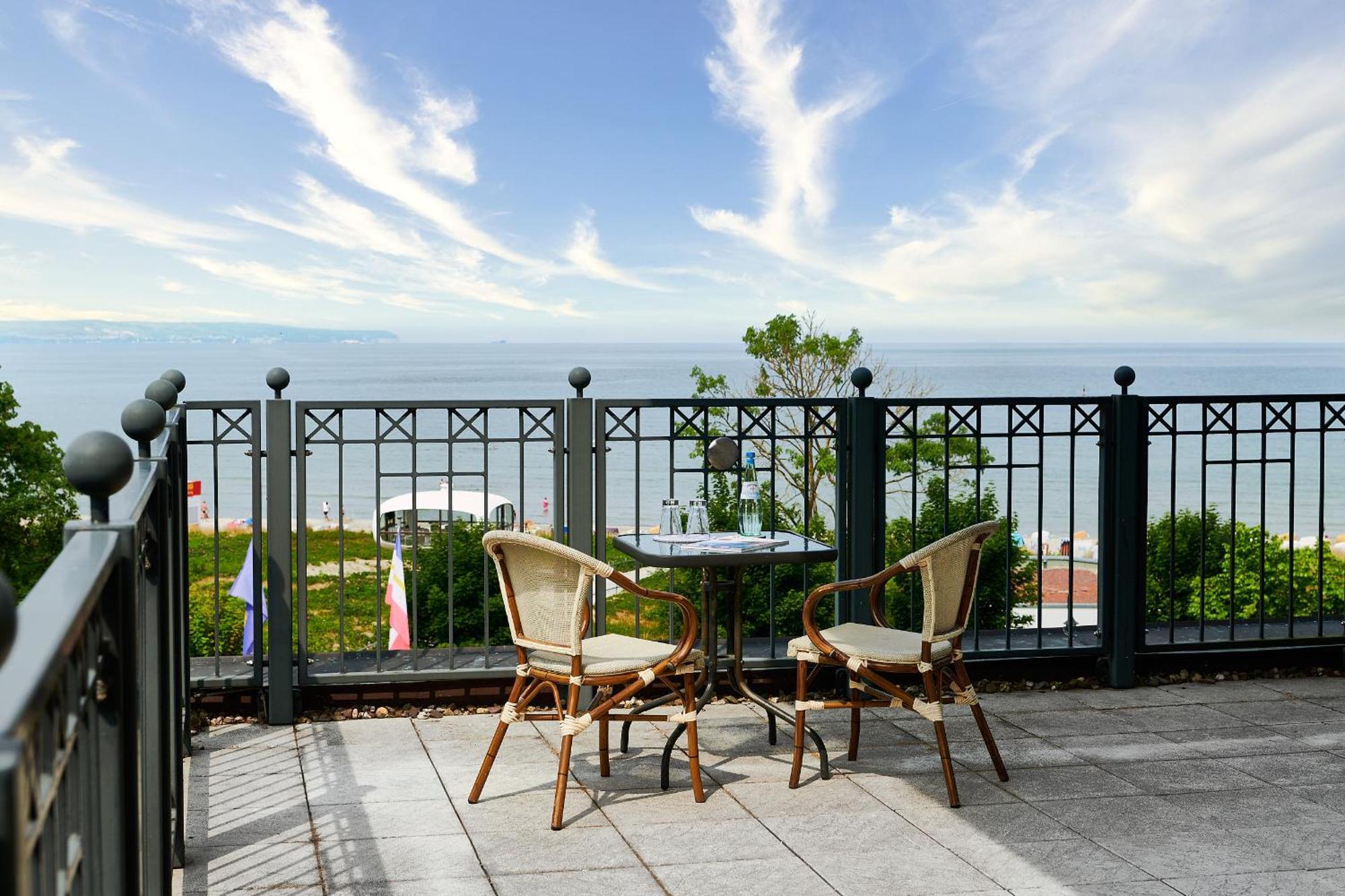 Grand Hotel Binz Ngoại thất bức ảnh A balcony