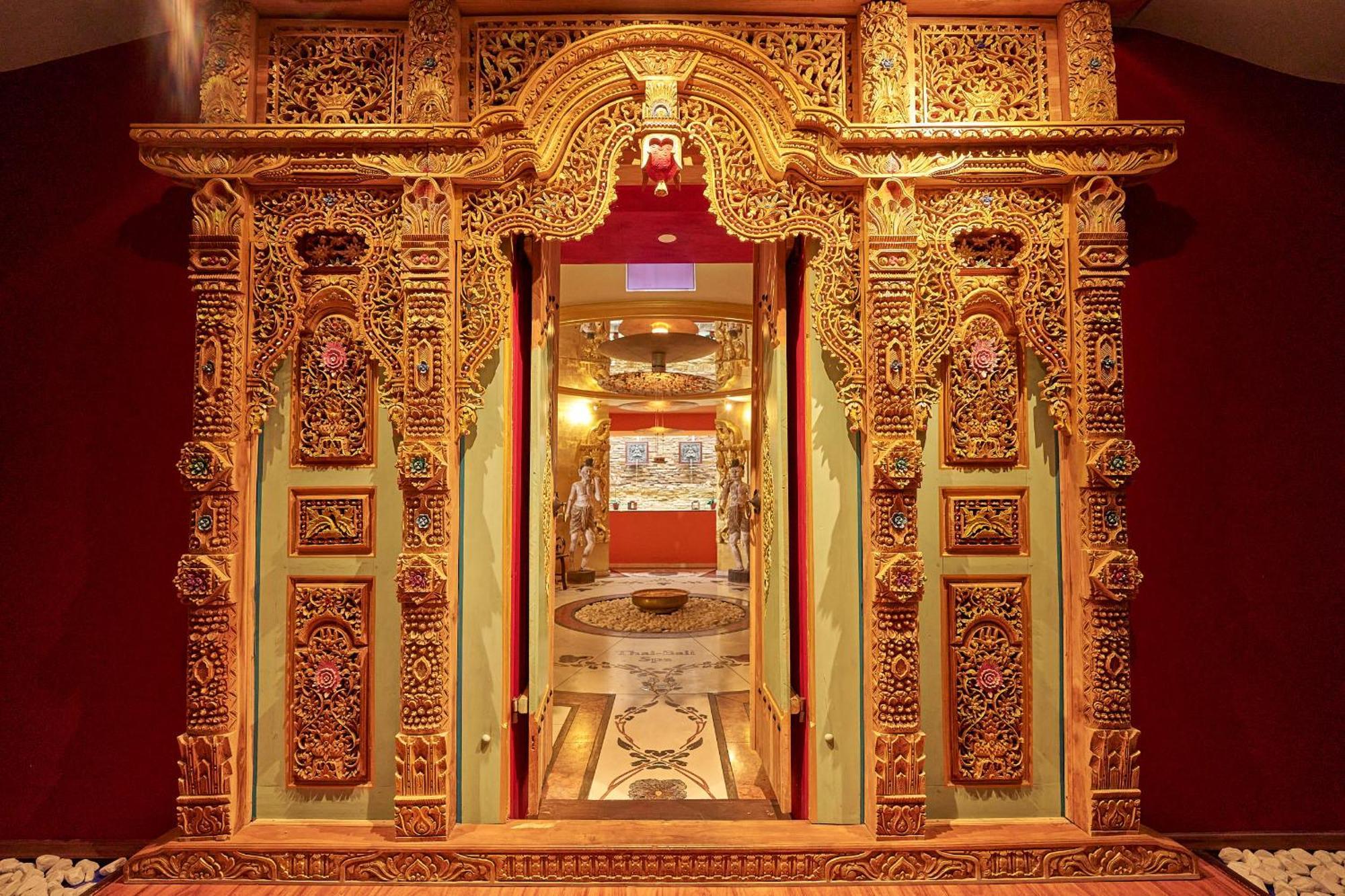 Grand Hotel Binz Ngoại thất bức ảnh The shrine housing the Buddha's relics