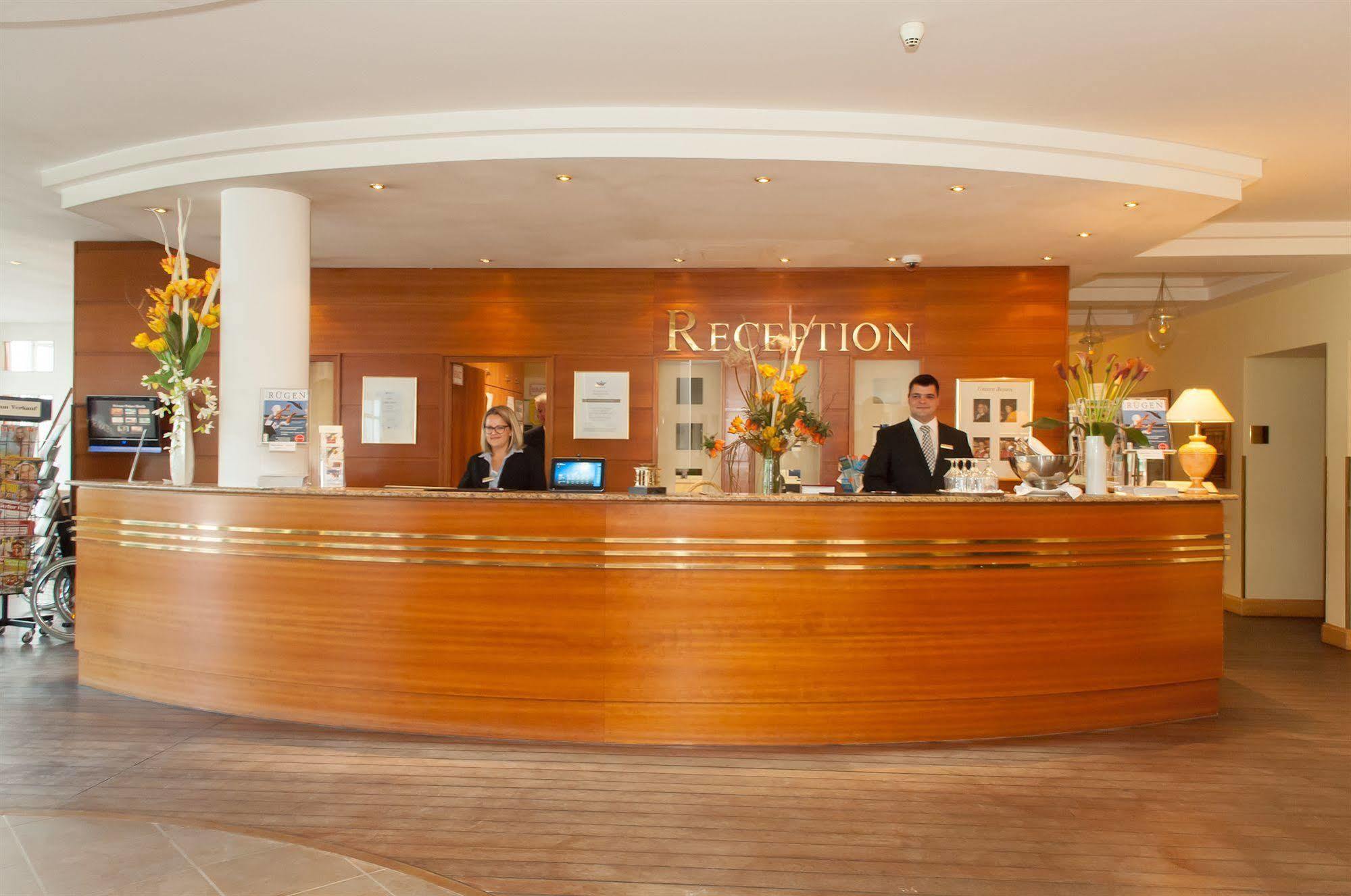 Grand Hotel Binz Ngoại thất bức ảnh Reception desk at a hotel
